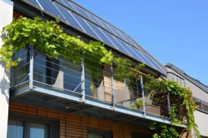 Neuerungen im Erneuerbare-Energien-Gesetz (EEG) 2023: Darstellung der typischen Komponenten eines Balkonkraftwerks