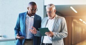 Verdeckte Gewinnausschüttung (vGA) – Typische Fälle & Beispiele aus der Praxis - zwei Männer unterhalten sich.