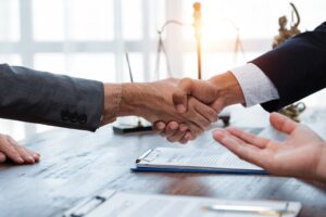 FG Kassel: Kein „Einbringungsgewinn II“ bei Formwechsel. Lesen Sie, warum die Fusionsrichtlinie bei grenzüberschreitenden Einbringungen schützt