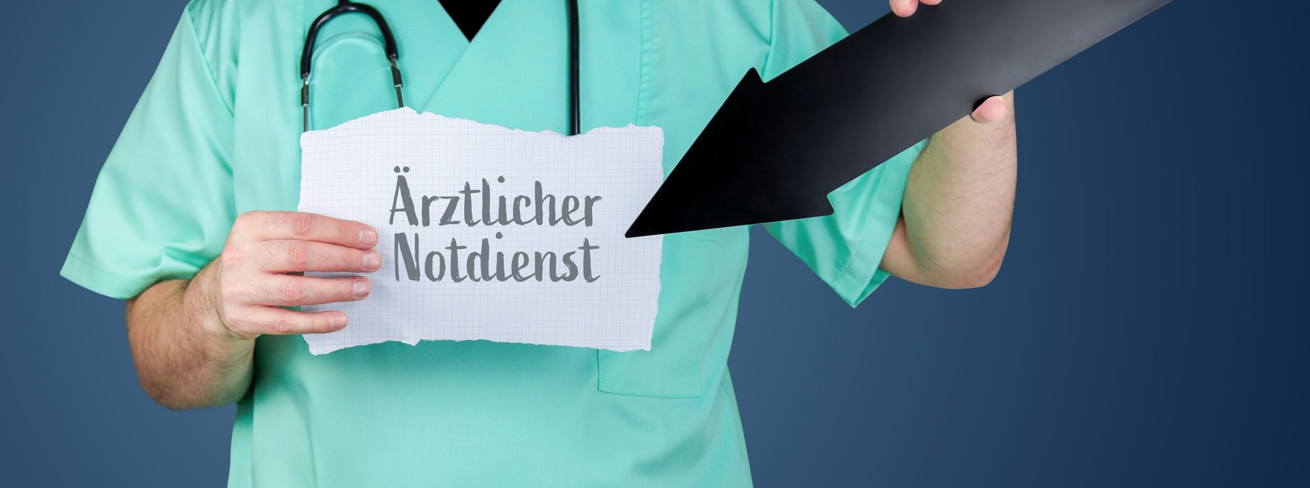 Ärztlicher Notdienst. Arzt hält Zettel und zeigt mit Pfeil auf medizinischen Begriff. Umsatzsteuer