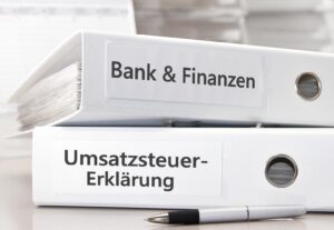 Insolvenz und Steuern: BFH grenzt Nachhaftung bei Masseverbindlichkeiten ein  - Ordner mit Finanzen und Umsatzsteuererklärung