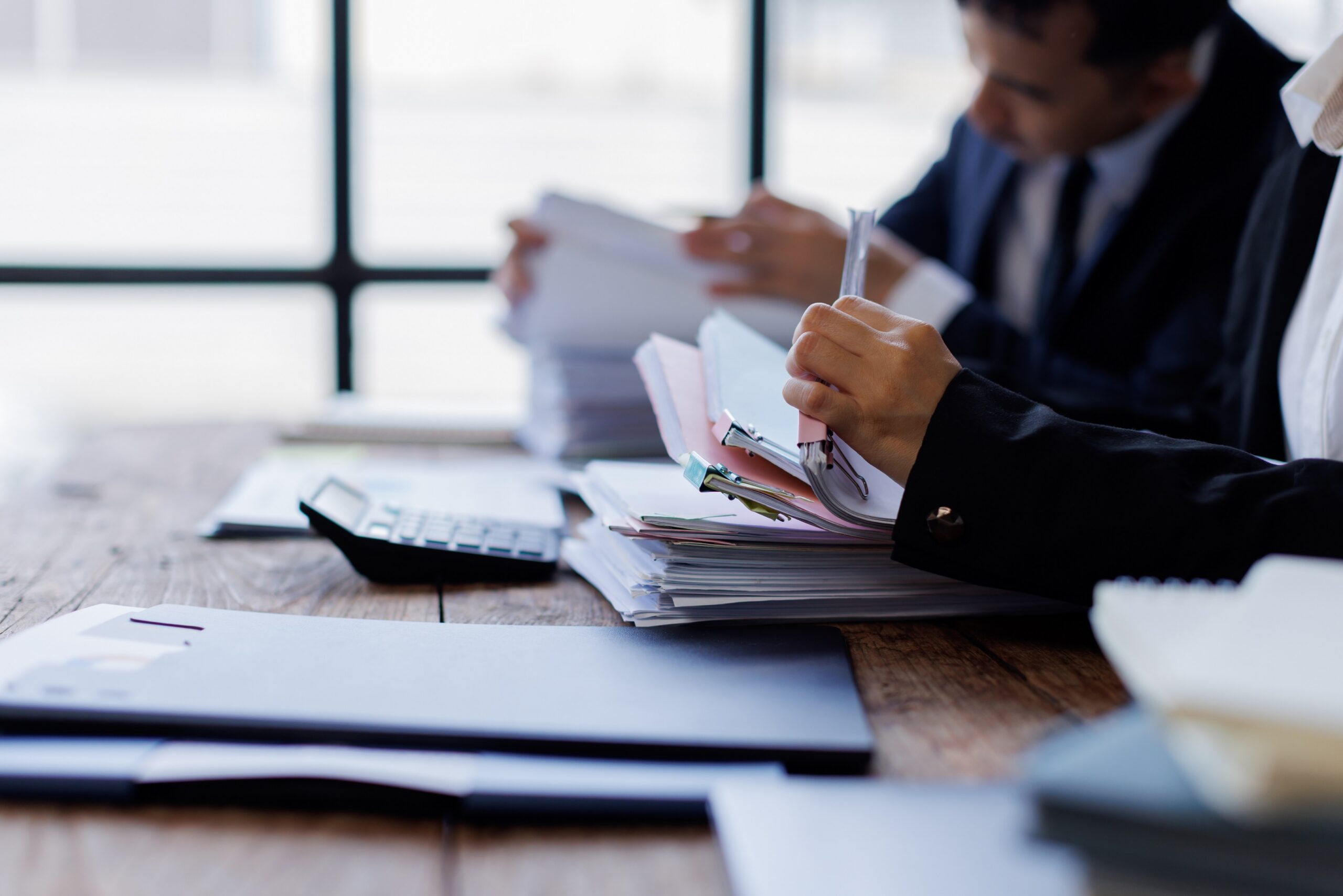 Offenlegung des Jahresabschlusses 2024 - Personen mit Ordner und Dokumenten