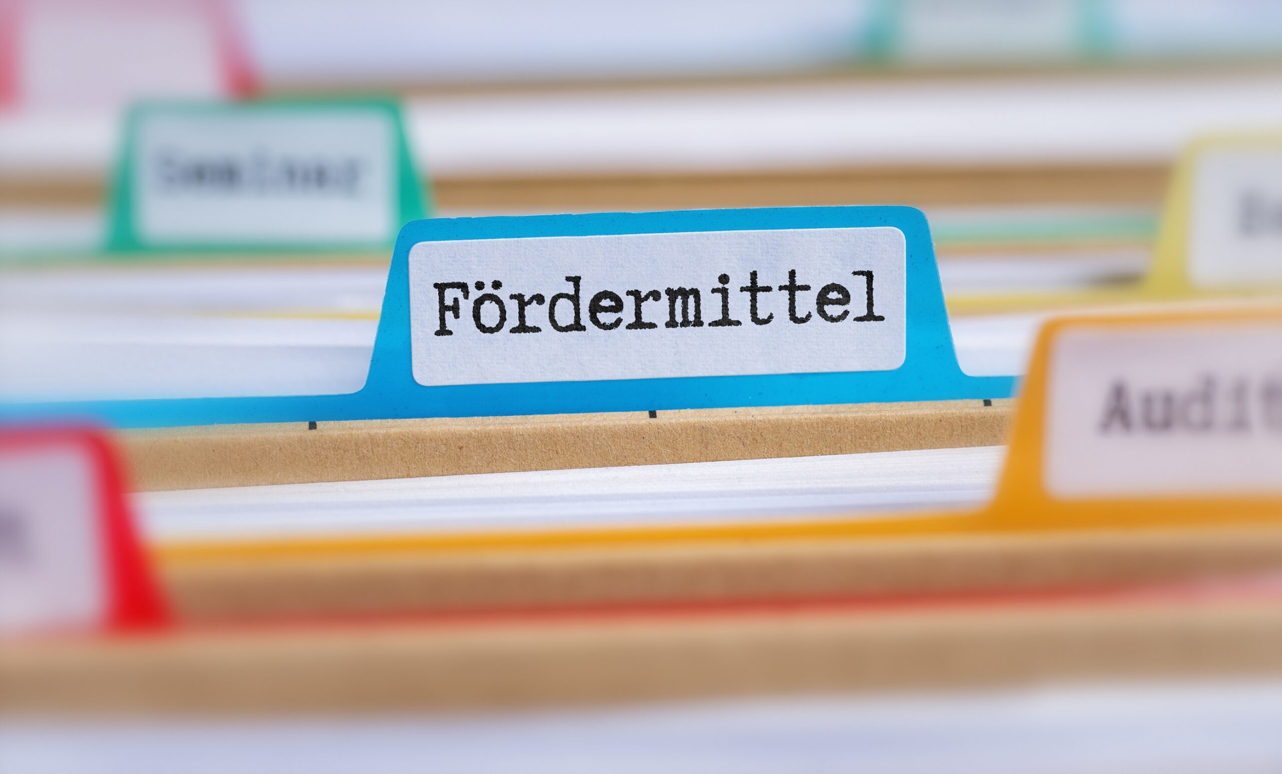 Akten mit der Beschriftung Fördermittel